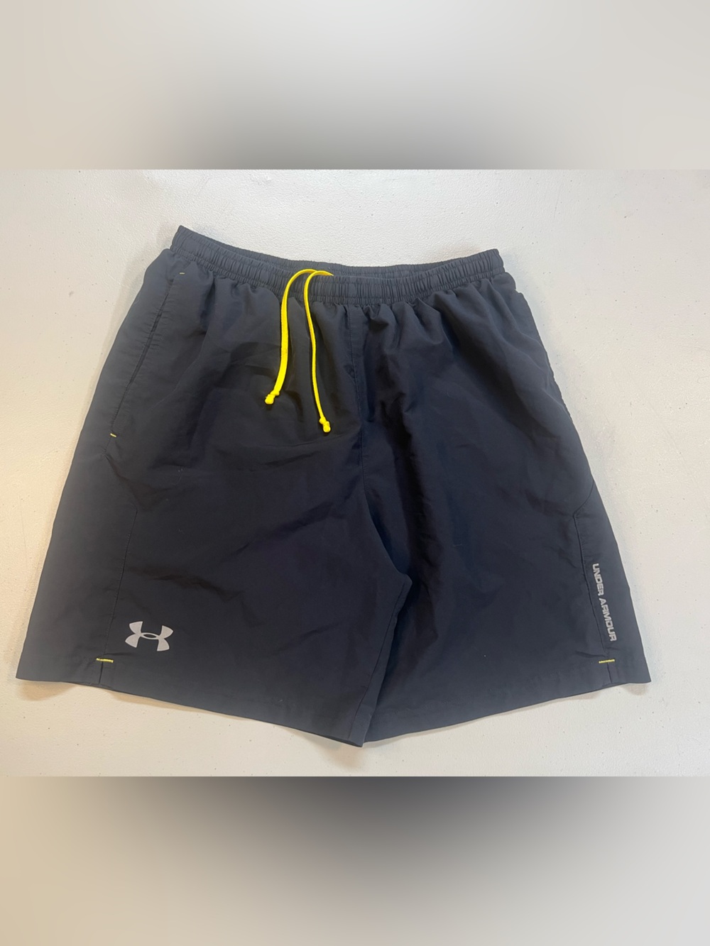Under Armour HeatGear Athletic Shorts Men’s Medium Black Yellow Workout Gym Run